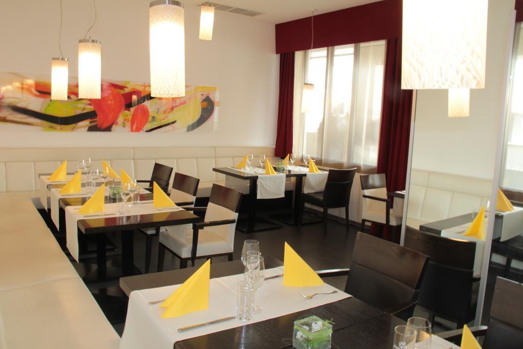 Hotel Burgenland ไอเซนชตัดท์ ภายนอก รูปภาพ