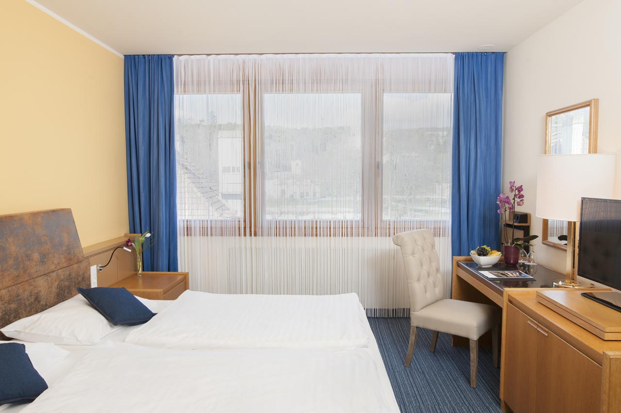 Hotel Burgenland ไอเซนชตัดท์ ภายนอก รูปภาพ