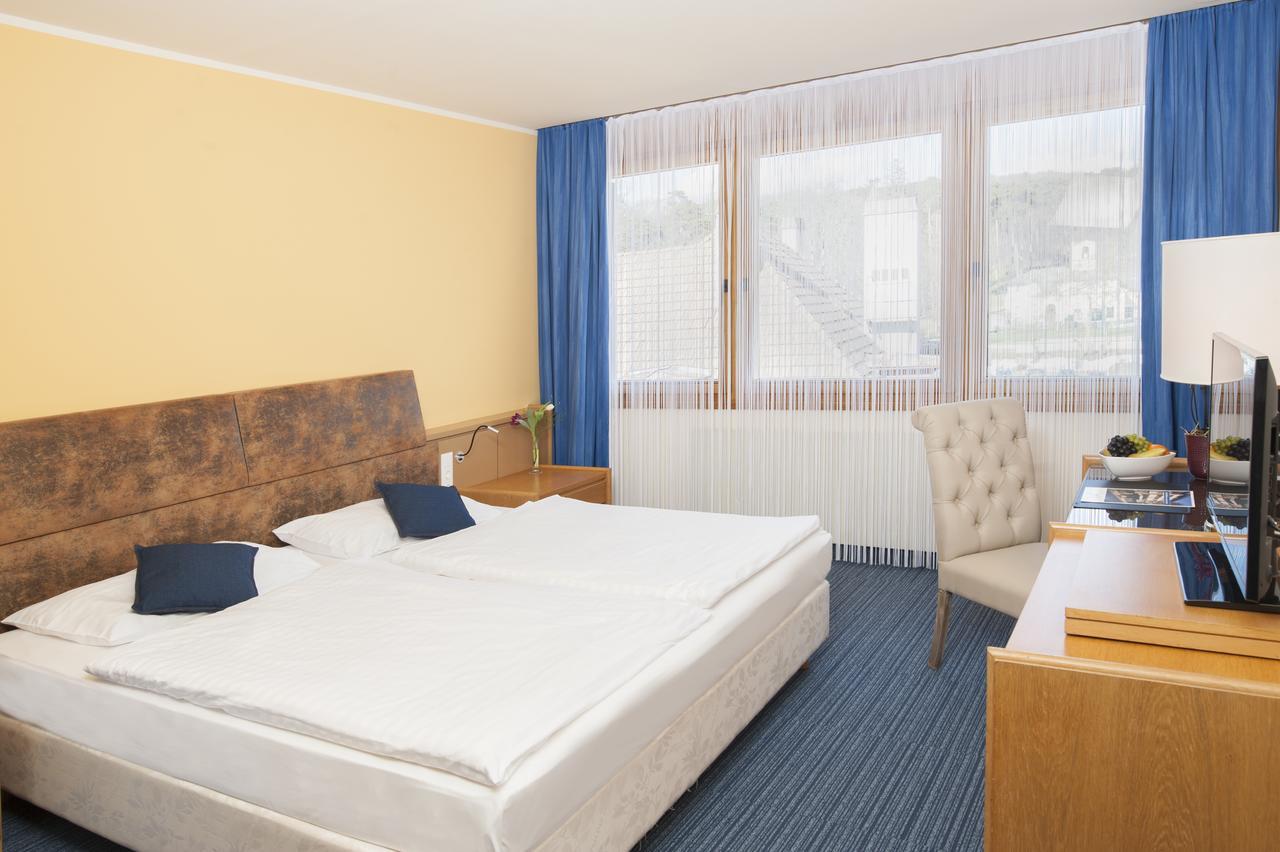 Hotel Burgenland ไอเซนชตัดท์ ภายนอก รูปภาพ