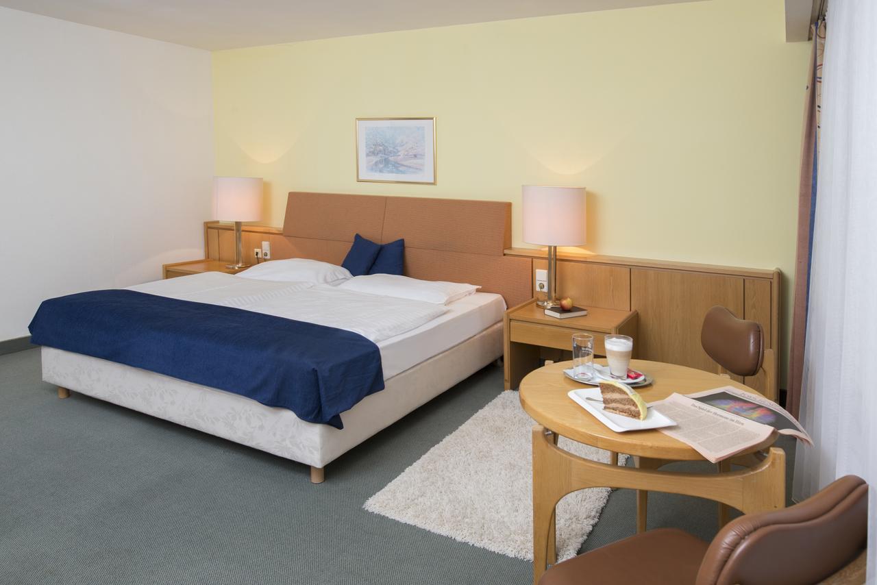Hotel Burgenland ไอเซนชตัดท์ ภายนอก รูปภาพ